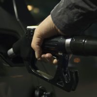 廃車にする際にタンク内のガソリンはどうすればいい？抜き取りの可否や取り扱いについて解説