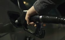 廃車にする際にタンク内のガソリンはどうすればいい？抜き取りの可否や取り扱いについて解説